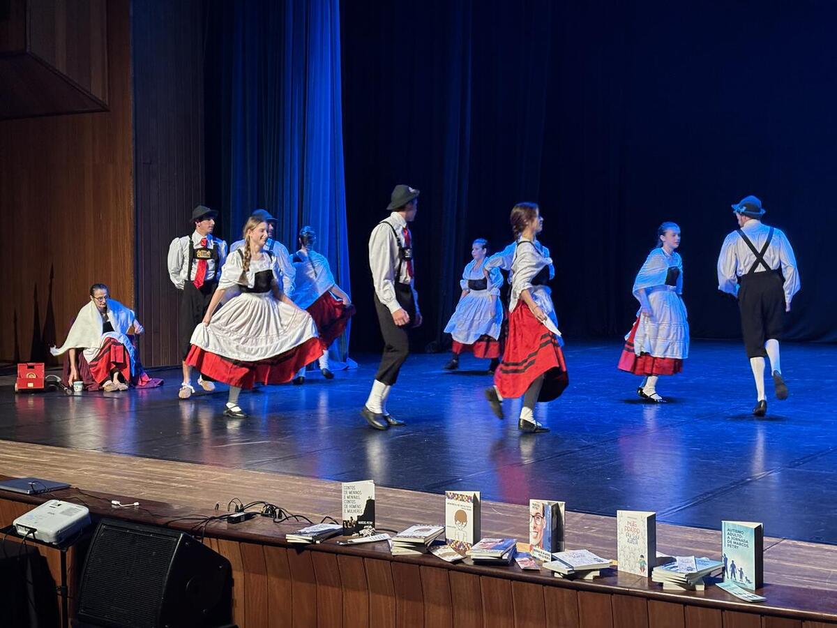Evento contou com apresentações culturais e palestra sobre autismo no Teatro Municipal