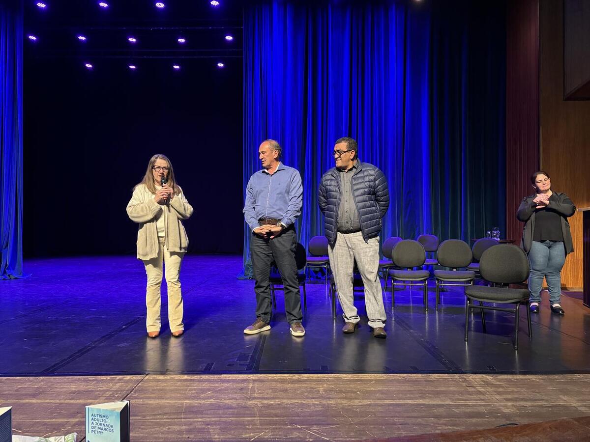 Evento contou com apresentações culturais e palestra sobre autismo no Teatro Municipal