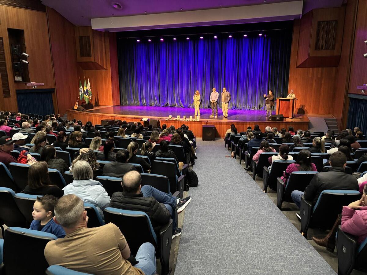 Evento contou com apresentações culturais e palestra sobre autismo no Teatro Municipal