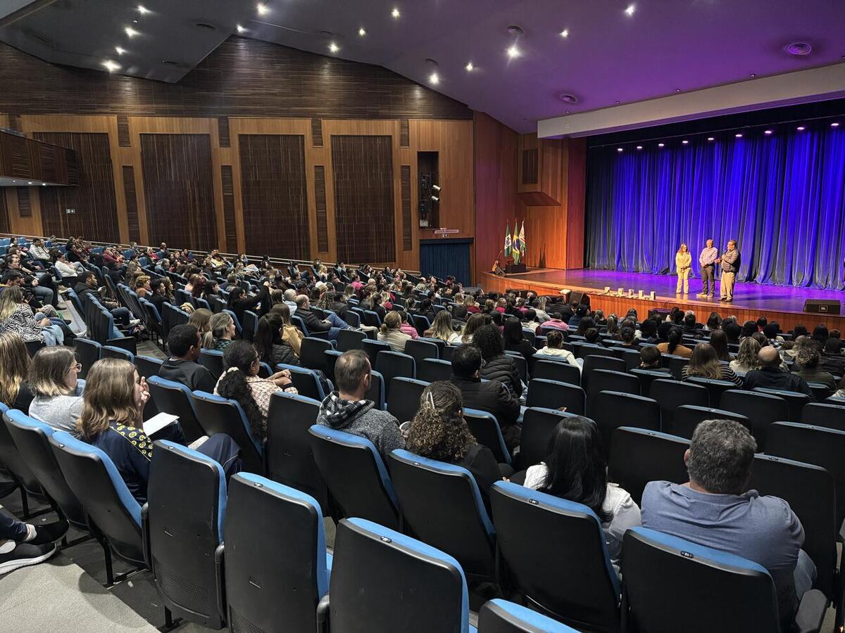 Evento contou com apresentações culturais e palestra sobre autismo no Teatro Municipal