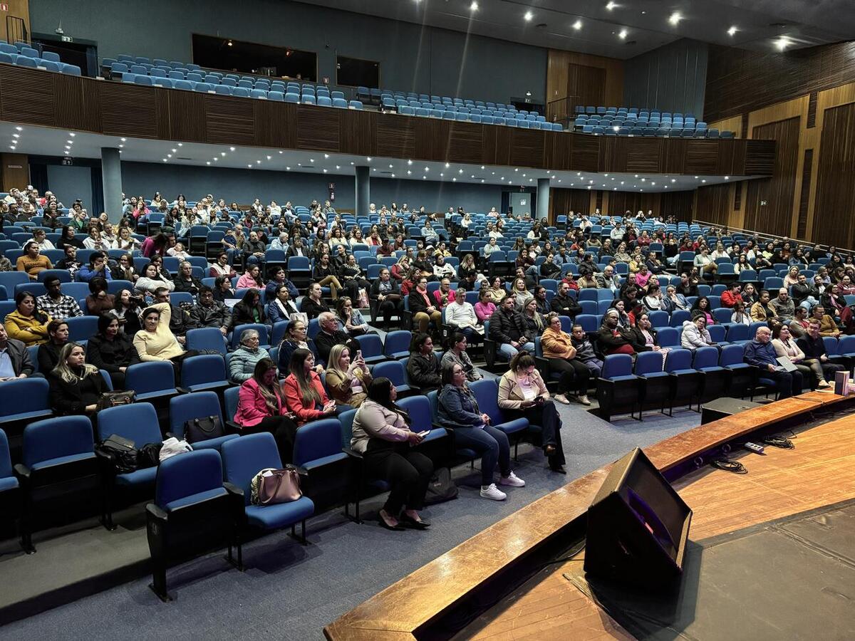 Evento contou com apresentações culturais e palestra sobre autismo no Teatro Municipal