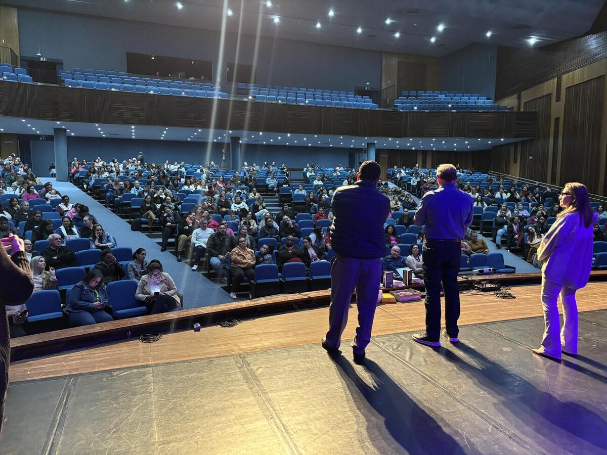 Evento contou com apresentações culturais e palestra sobre autismo no Teatro Municipal
