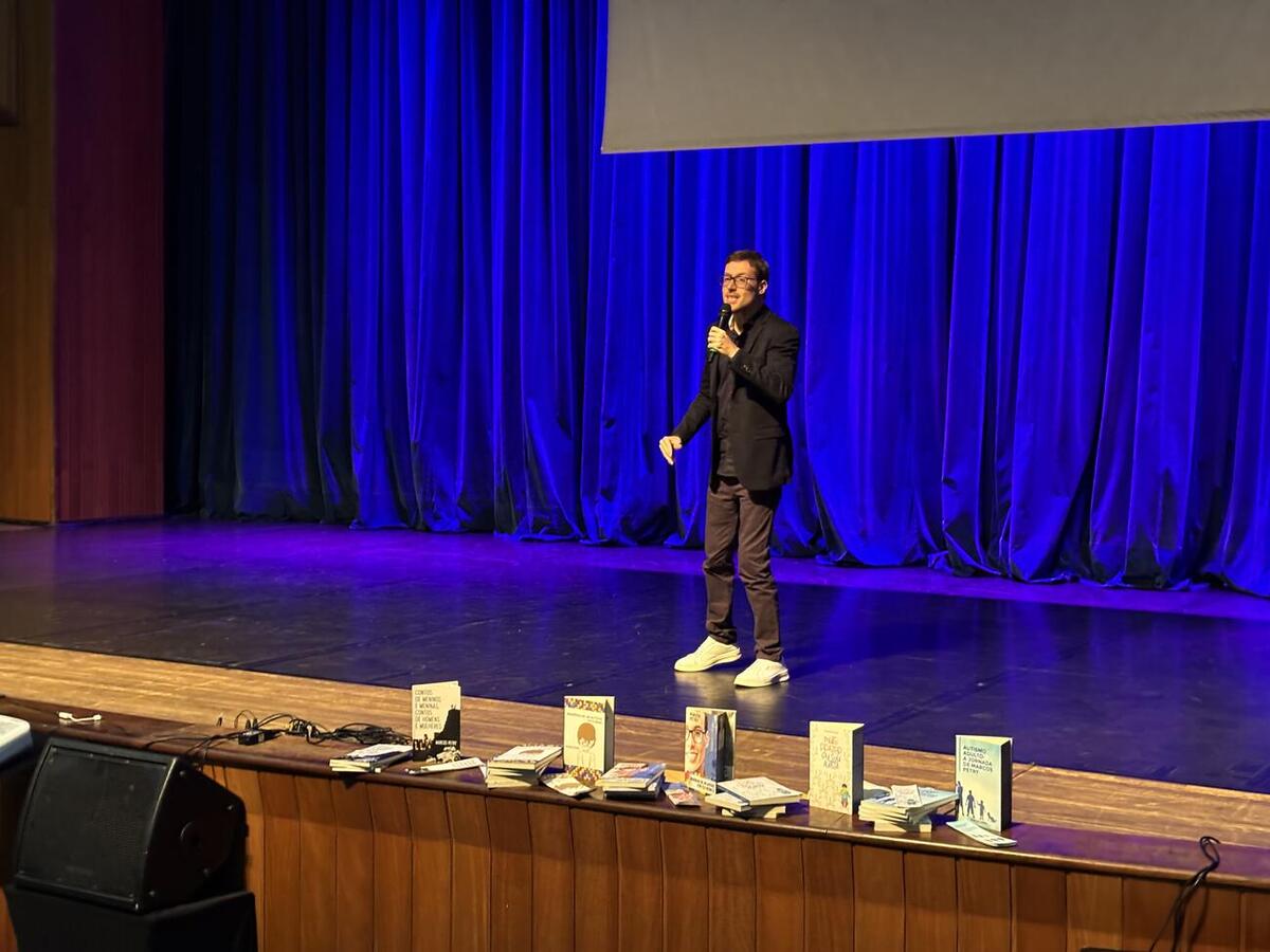 Evento contou com apresentações culturais e palestra sobre autismo no Teatro Municipal