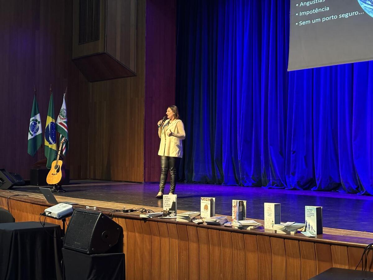 Evento contou com apresentações culturais e palestra sobre autismo no Teatro Municipal
