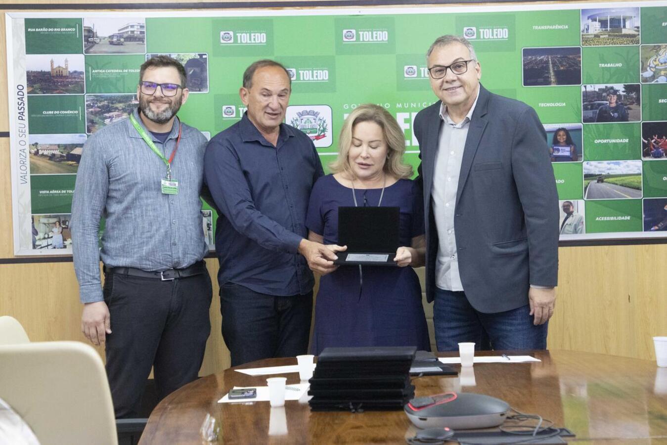 Seis servidores receberam placas de agradecimento pelo tempo de serviço prestado ao município