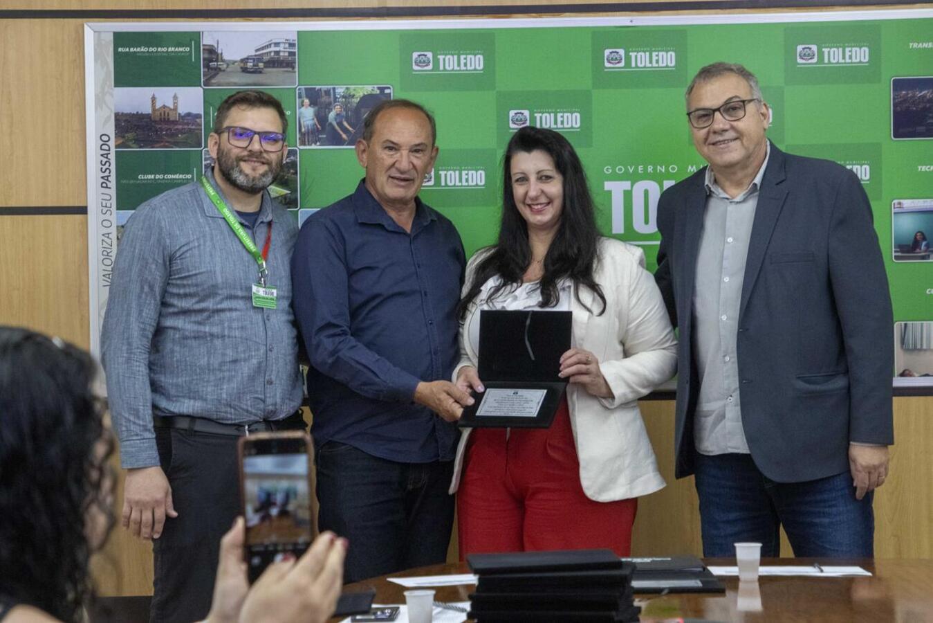 Seis servidores receberam placas de agradecimento pelo tempo de serviço prestado ao município
