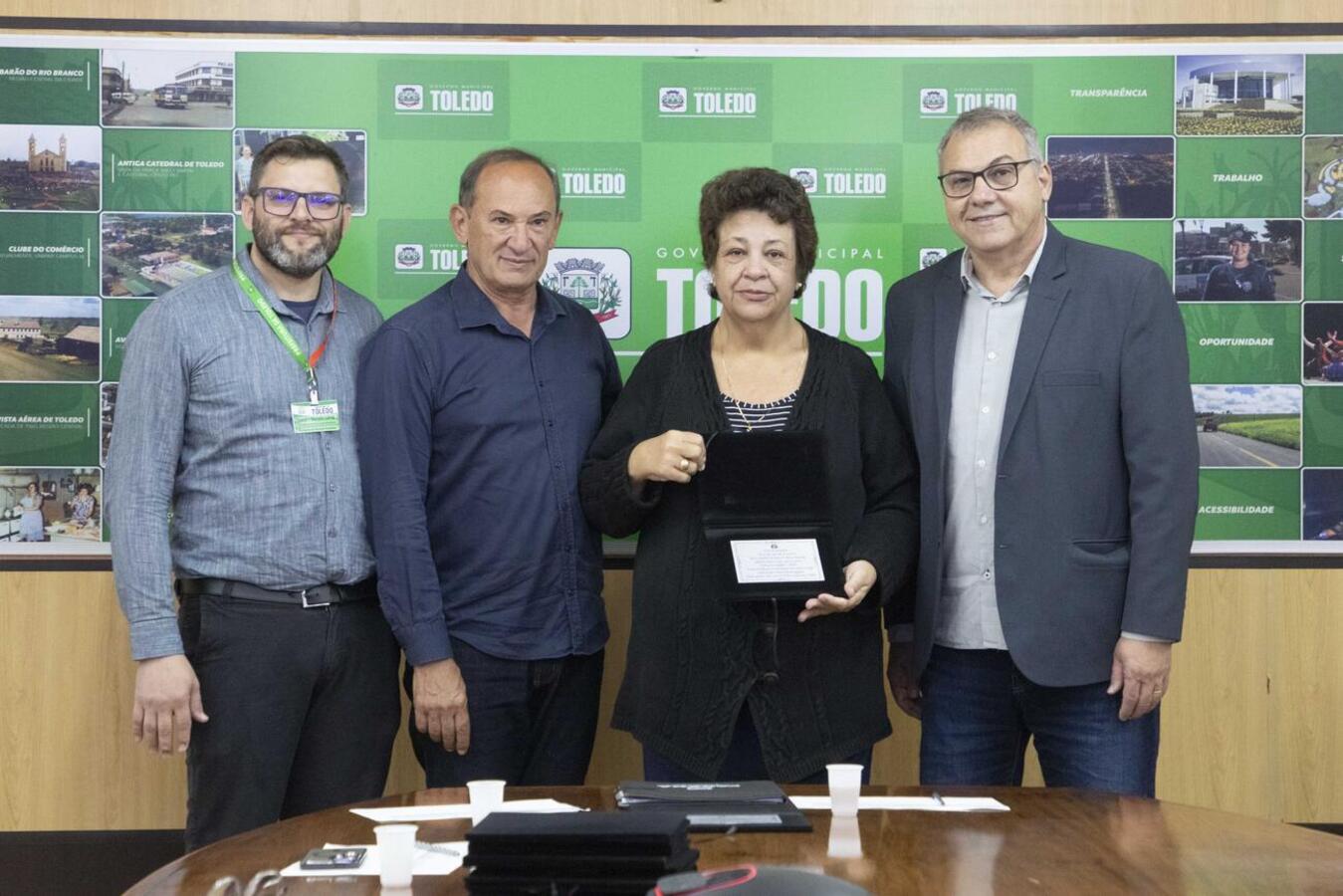 Seis servidores receberam placas de agradecimento pelo tempo de serviço prestado ao município
