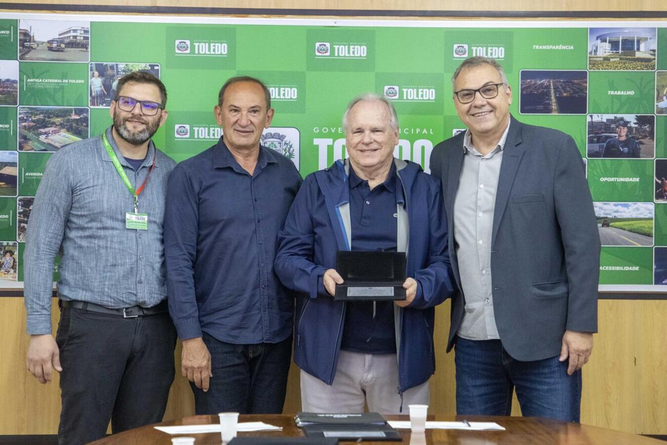 Seis servidores receberam placas de agradecimento pelo tempo de serviço prestado ao município