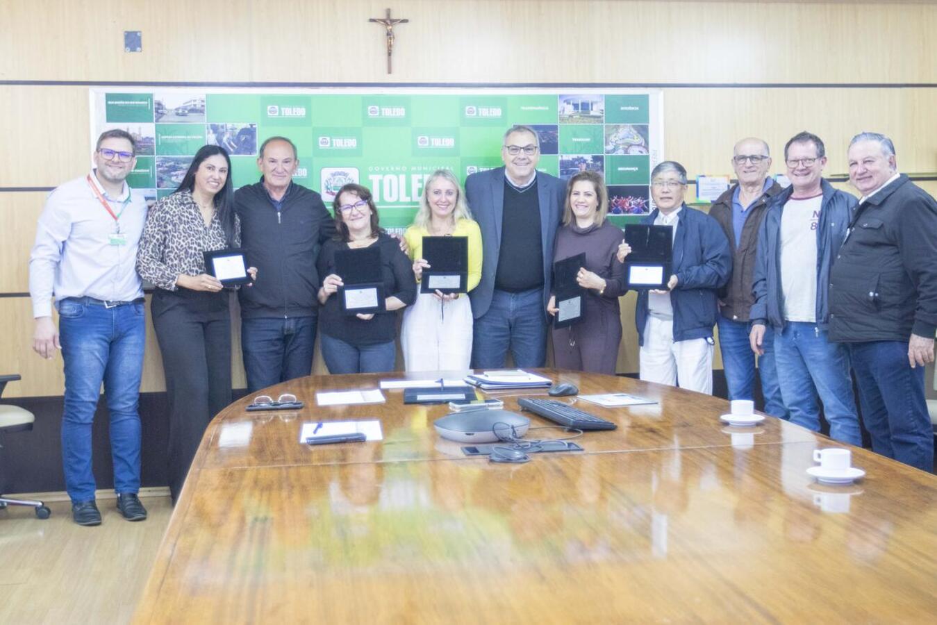 Cinco profissionais receberam placas de reconhecimento pelo tempo de serviço prestado