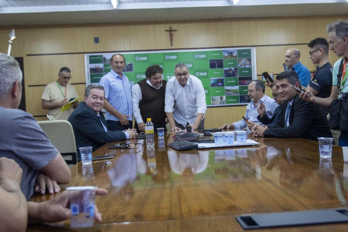 Prefeito Mario Costenaro sancionou a lei que busca fortalecer o debate sobre o uso cada vez mais consciente das redes sociais por menores