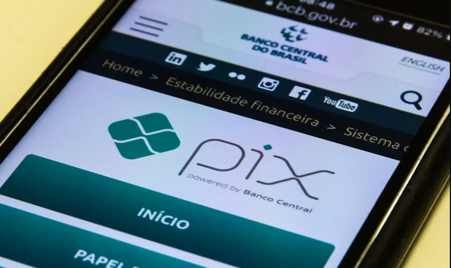 Foto de um celular com a home do site do Banco Central do Brasil. Foto: Marcello Casal Jr/Agência Brasil