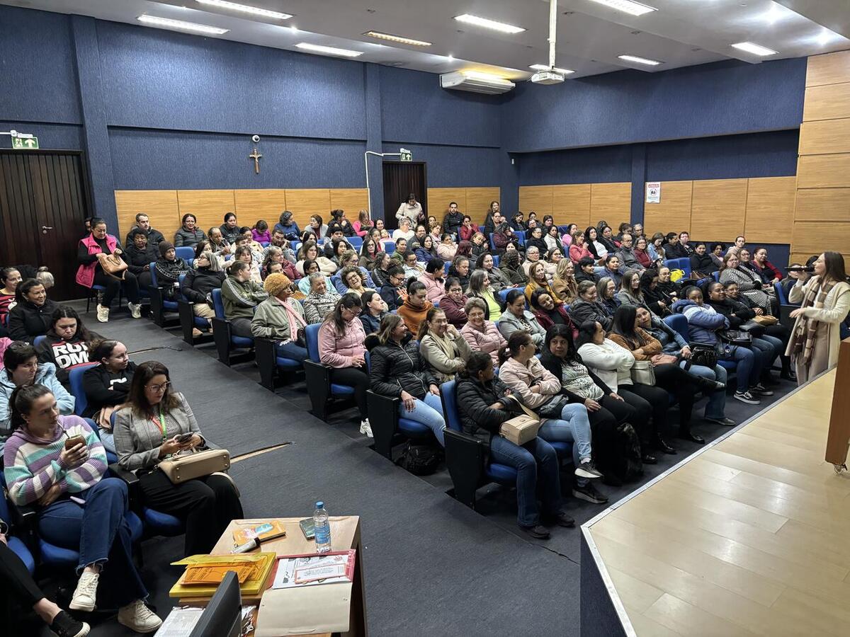 A Secretaria da Educação lotou o Auditório Acary Oliveira para realizar a formação continuada de servidores responsáveis pela merenda escolar nas escolas do município