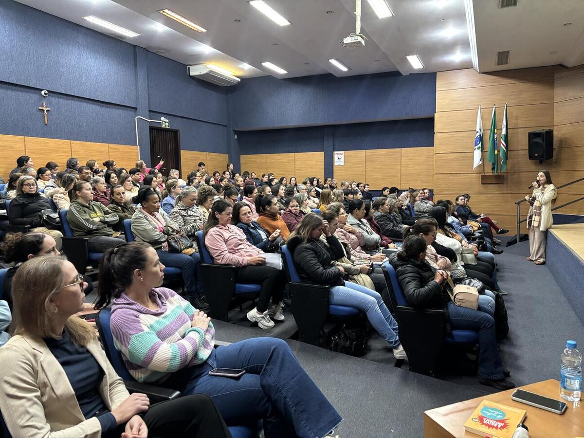 A Secretaria da Educação lotou o Auditório Acary Oliveira para realizar a formação continuada de servidores responsáveis pela merenda escolar nas escolas do município
