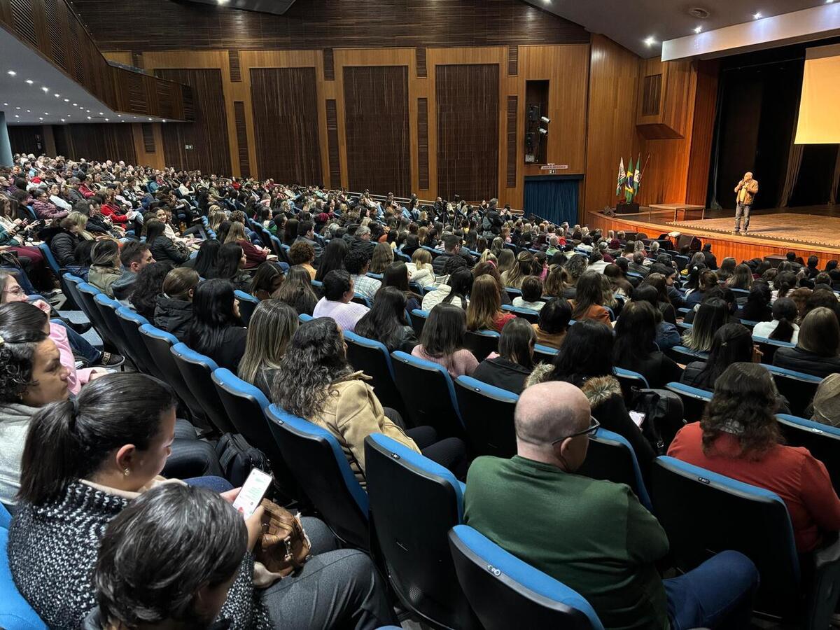 Evento reúne mais de 2,2 mil educadores em programação com mais de 70 palestras