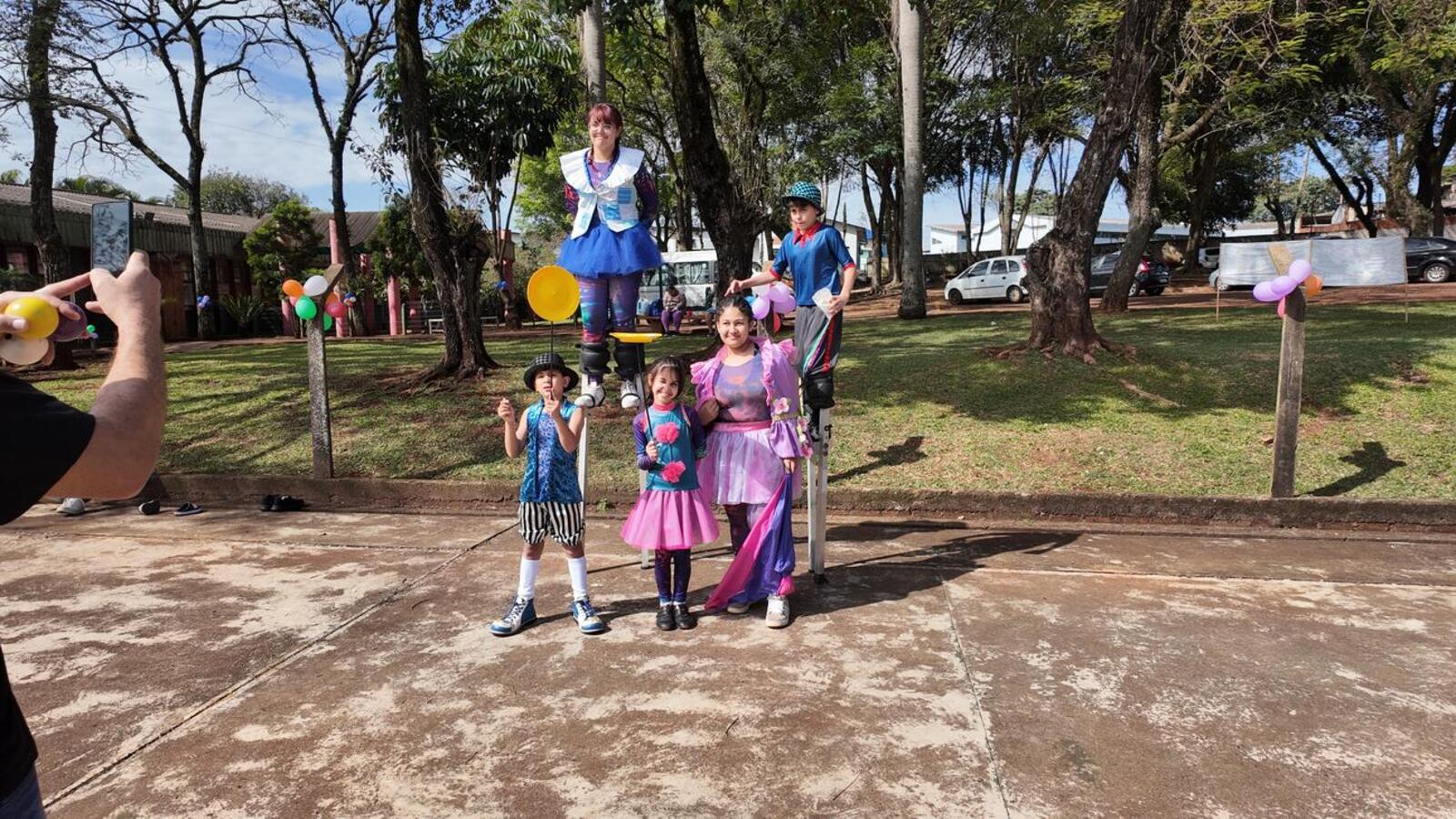 Foram realizadas brincadeiras como corrida do saco, cabra cega, brinquedos infláveis, cama elástica, entre outros