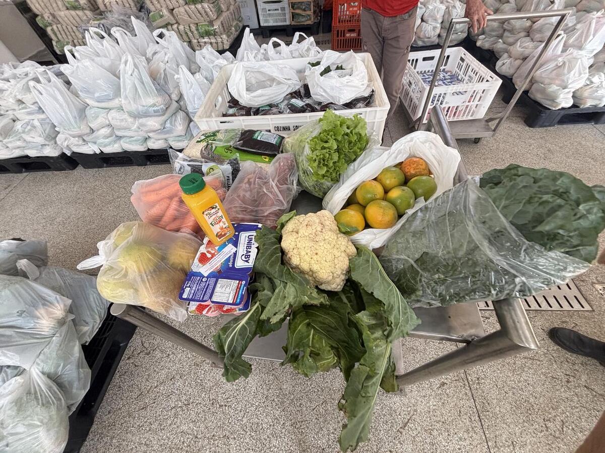 Cestas com arroz, feijão, iogurte, pão, suco e hortifrútis, oriundos do Programa de Aquisição de Alimentos, foram entregues nesta quarta (6) no Banco de Alimentos