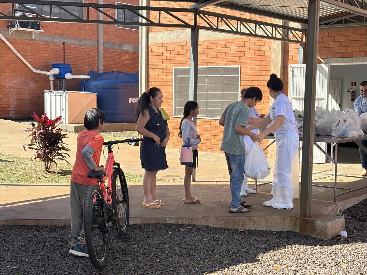 Cestas com arroz, feijão, iogurte, pão, suco e hortifrútis, oriundos do Programa de Aquisição de Alimentos, foram entregues nesta quarta (6) no Banco de Alimentos