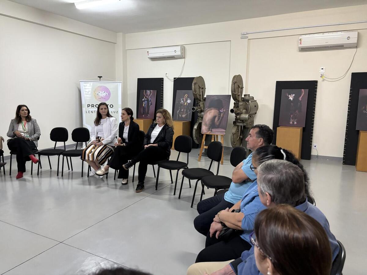 Nesta quarta-feira (6), o Museu Histórico Willy Barth recebeu a exposição fotográfica “Cicatrizes Invisíveis” como forma de conscientização quanto à violência contra as mulheres