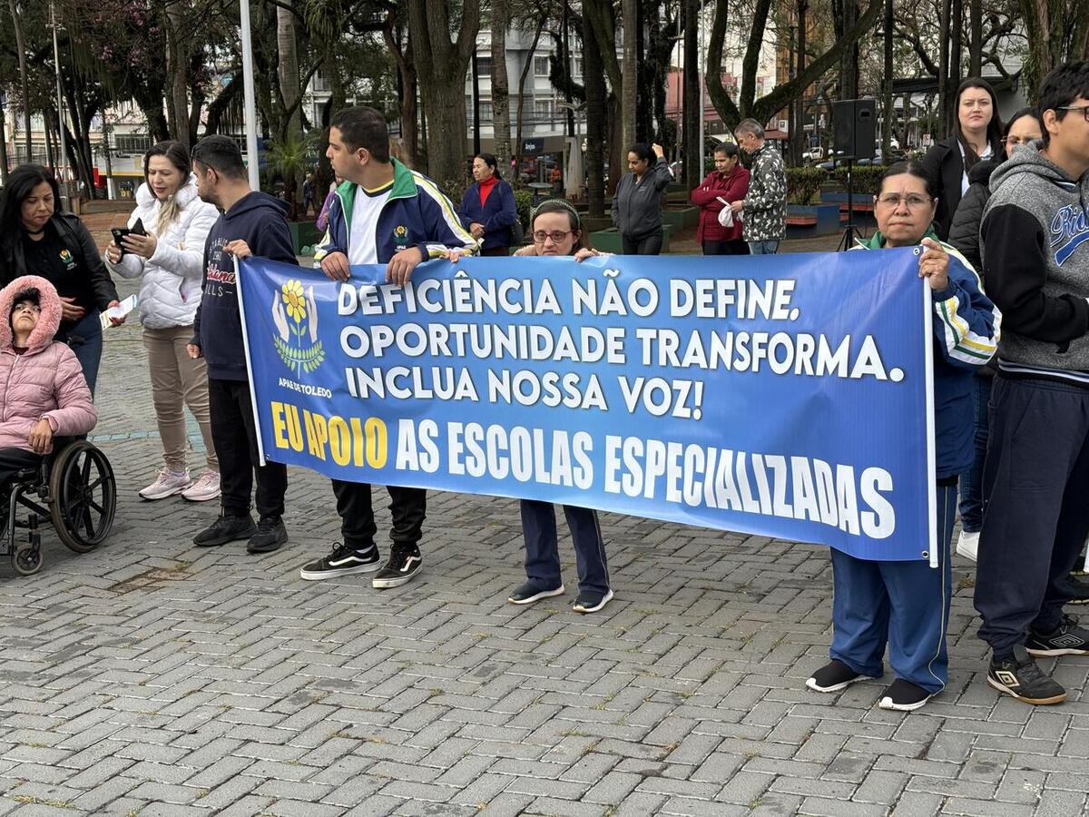 Ato reuniu alunos e profissionais na Praça Willy Barth em defesa da educação especial