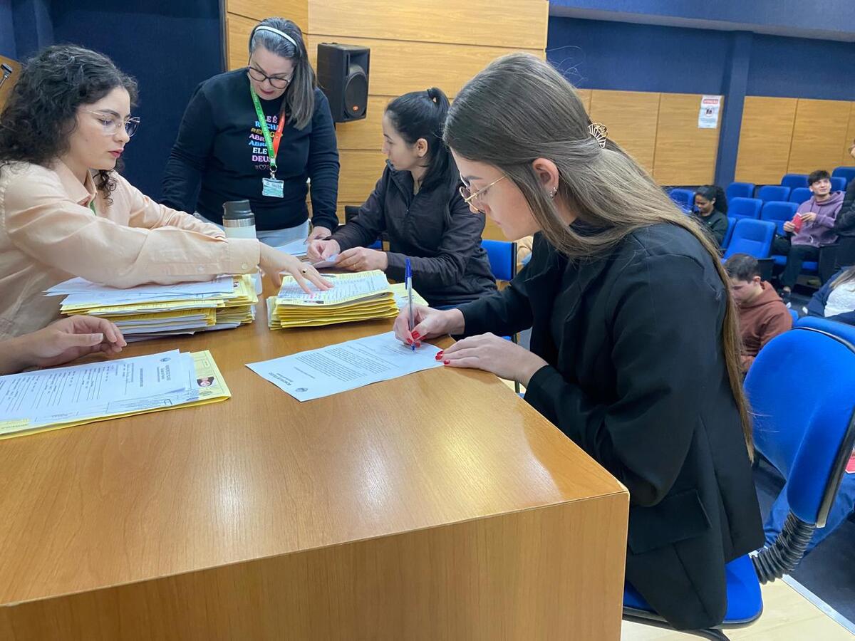 Na manhã desta quinta-feira (7) a Secretaria de Recursos Humanos realizou a posse de 26 novos servidores