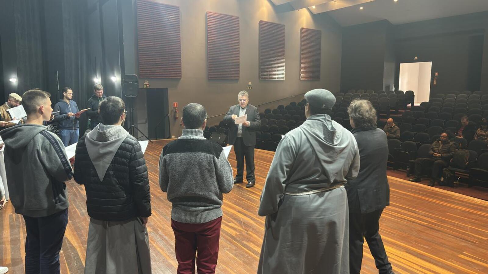 Na manhã desta sexta-feira (1°) o Monsenhor Marcos Pavan compareceu ao Teatro da Universidade Estadual do Oeste do Paraná, campus Toledo, para realizar uma oficina antes do evento na Paróquia Menino Deus