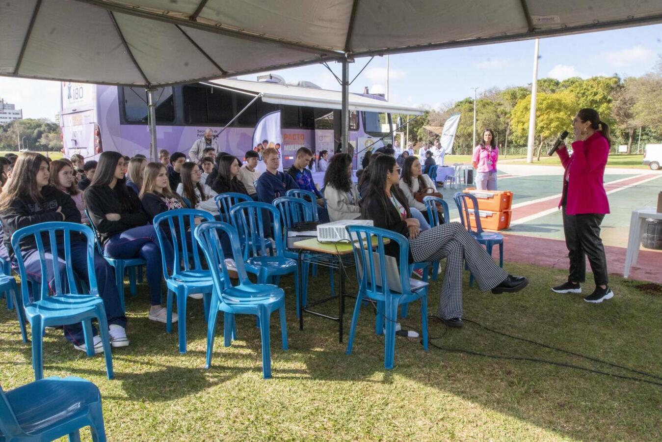 Veículo estacionado no Parque Ecológico Diva Paim Barth ofereceu, nesta quarta (27), atendimentos, serviços, palestras e orientações voltados ao público feminino 