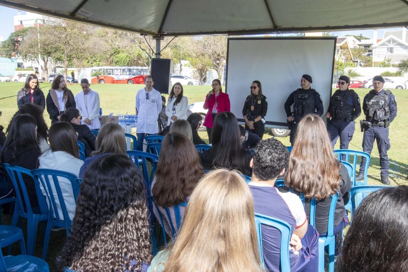 Veículo estacionado no Parque Ecológico Diva Paim Barth ofereceu, nesta quarta (27), atendimentos, serviços, palestras e orientações voltados ao público feminino 