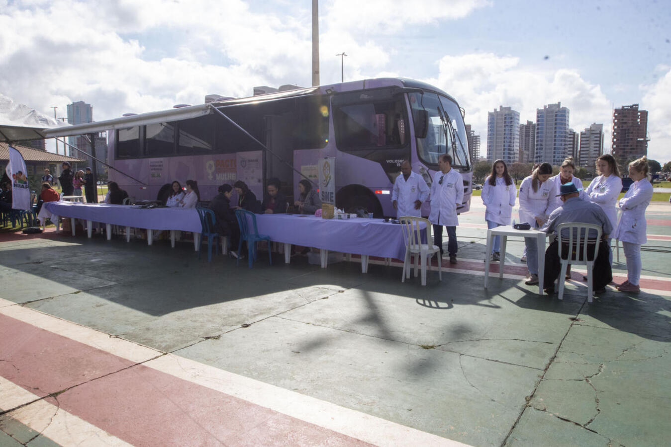 Veículo estacionado no Parque Ecológico Diva Paim Barth ofereceu, nesta quarta (27), atendimentos, serviços, palestras e orientações voltados ao público feminino 