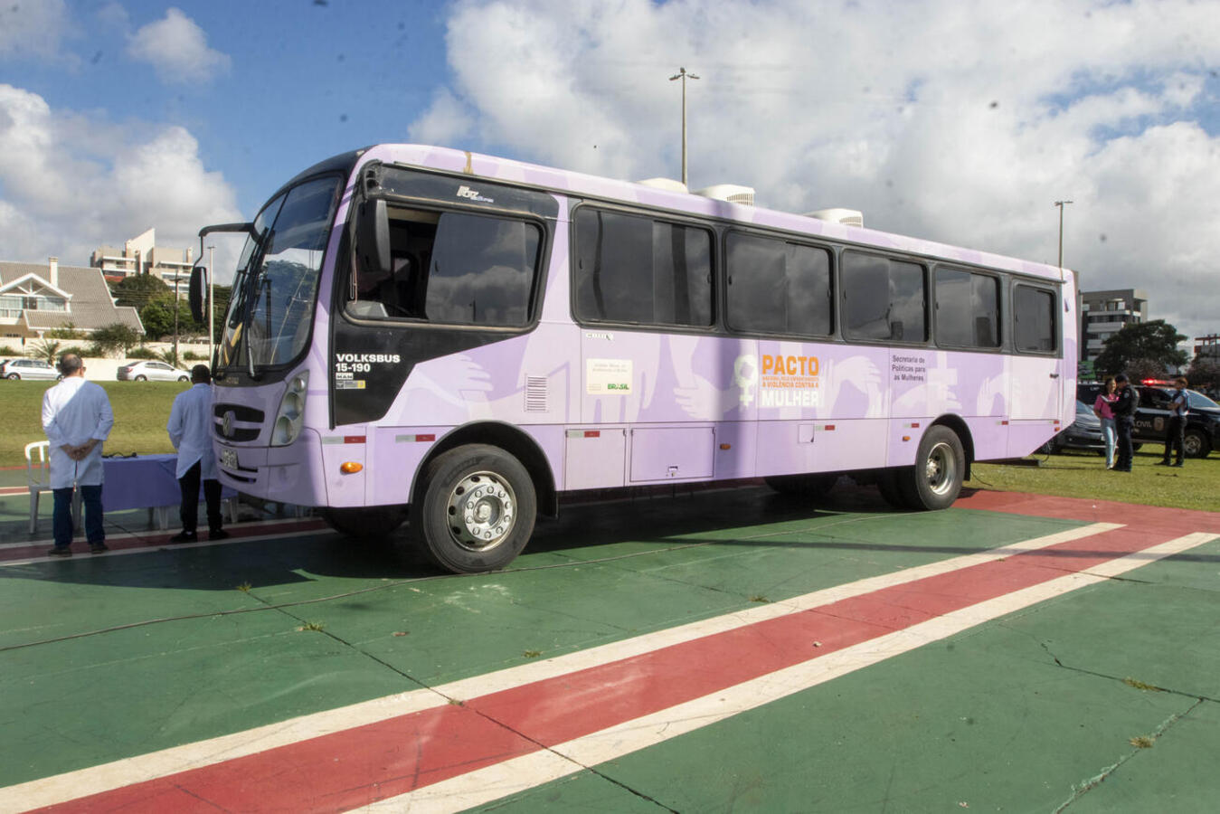 Veículo estacionado no Parque Ecológico Diva Paim Barth ofereceu, nesta quarta (27), atendimentos, serviços, palestras e orientações voltados ao público feminino 