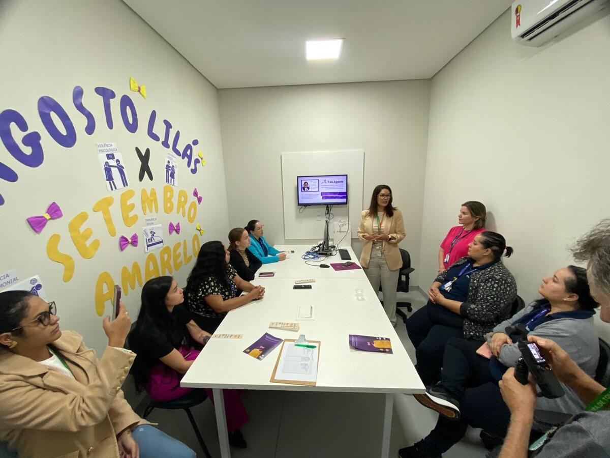 A Secretaria da Mulher realizou, a pedido da Humana Clinic, uma palestra sobre o agosto lilás para as funcionárias da instituição