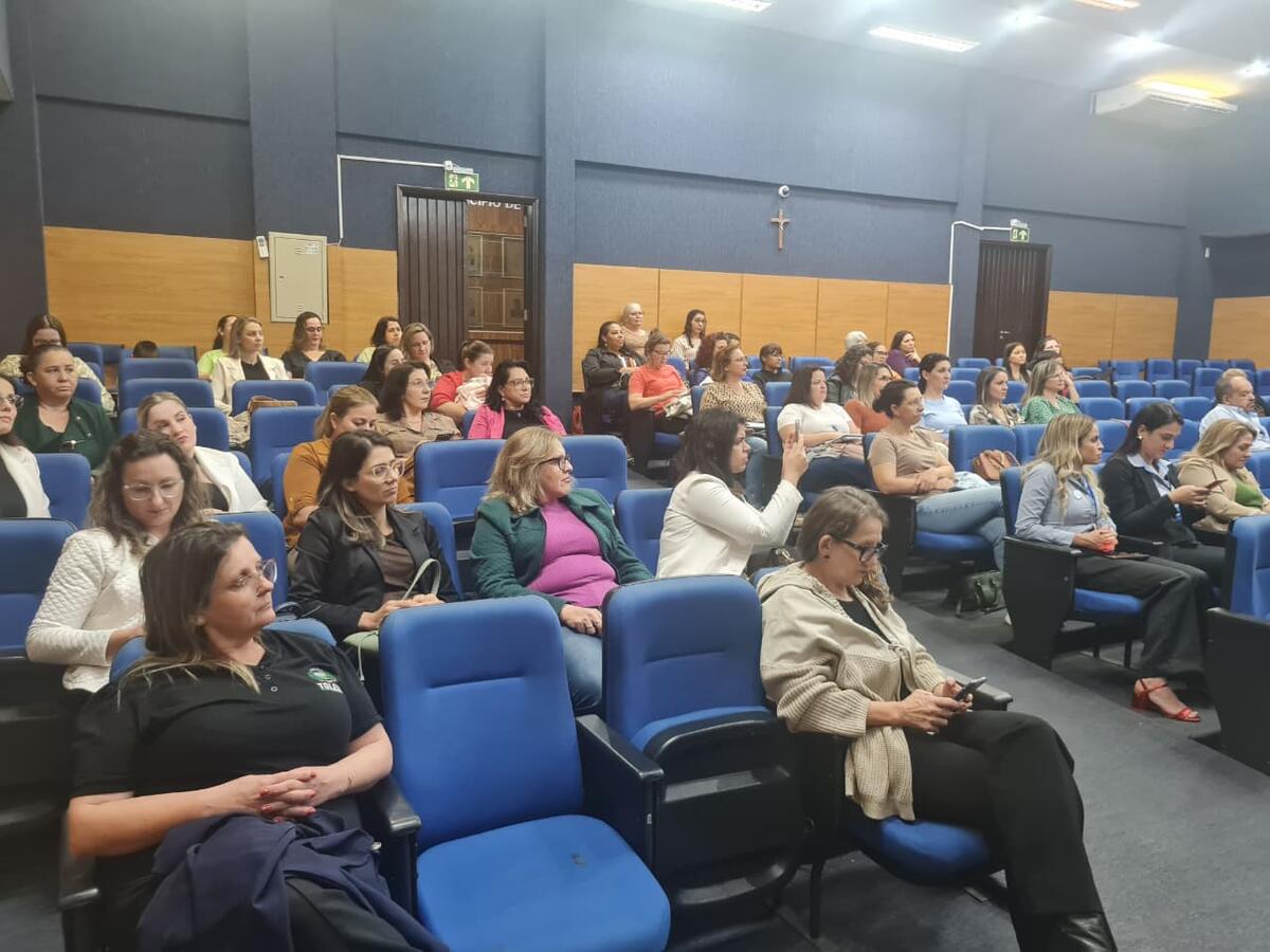 Formação integra o Tix Letramento e reuniu profissionais da rede municipal de educação