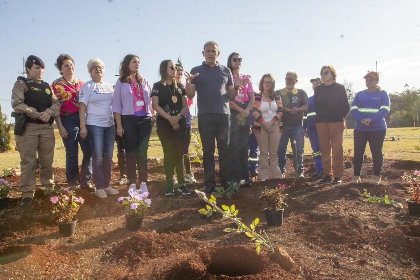 Nesta sexta-feira (22) a Secretaria da Mulher realizou a plantação de diversas mudas de árvores e flores em homenagem à mulheres vítimas de violência