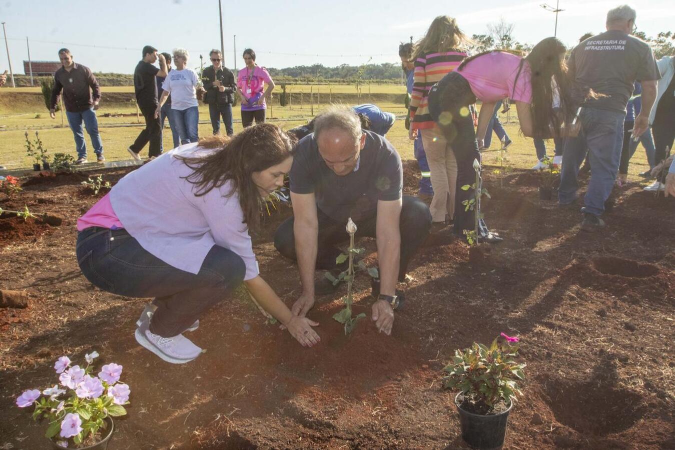 Nesta sexta-feira (22) a Secretaria da Mulher realizou a plantação de diversas mudas de árvores e flores em homenagem à mulheres vítimas de violência