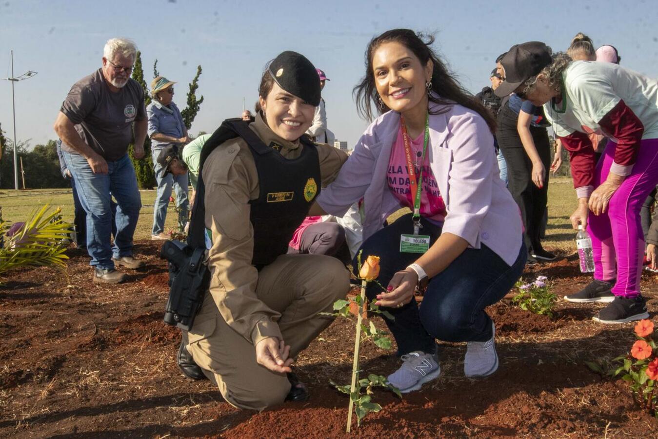 Nesta sexta-feira (22) a Secretaria da Mulher realizou a plantação de diversas mudas de árvores e flores em homenagem à mulheres vítimas de violência