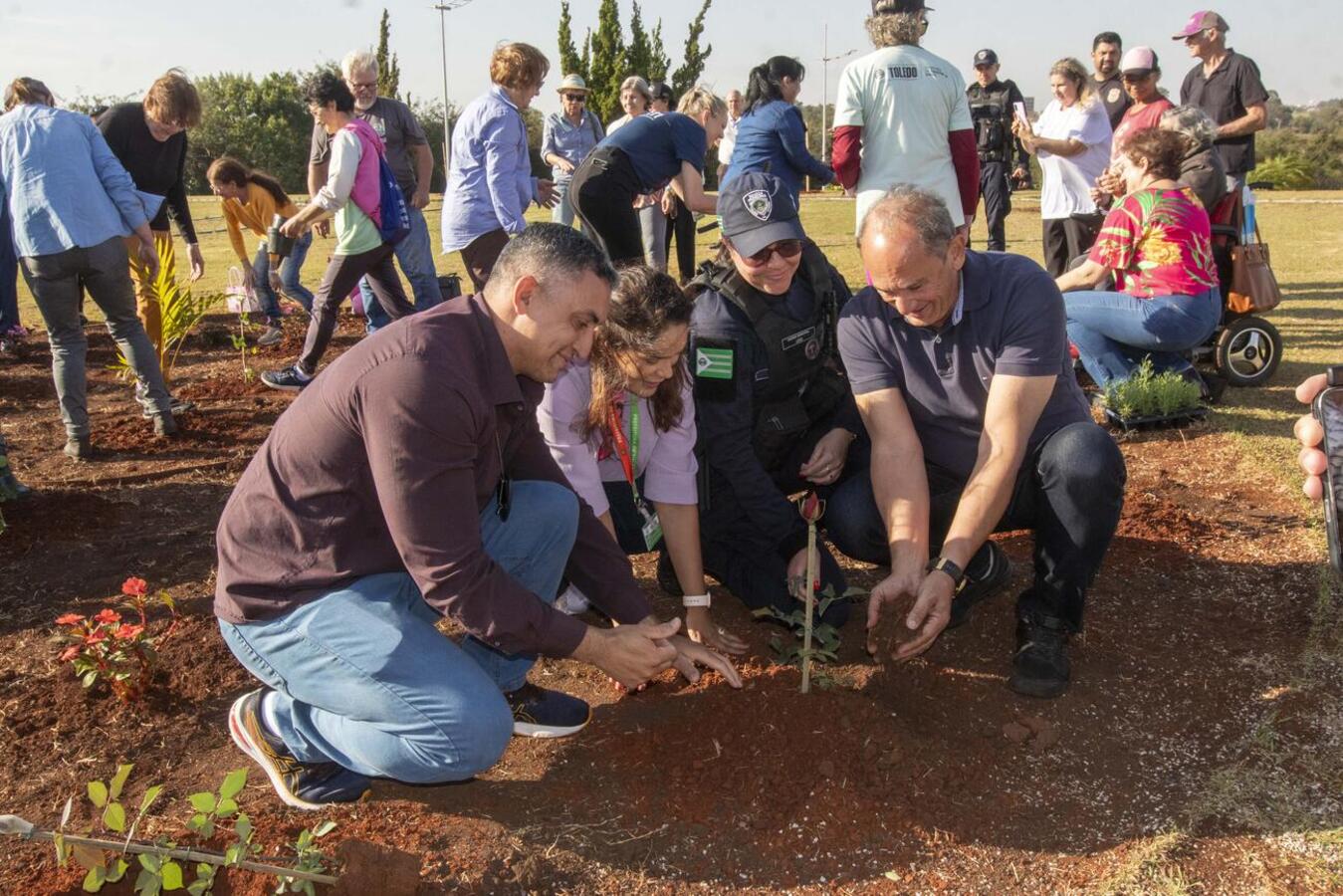 Nesta sexta-feira (22) a Secretaria da Mulher realizou a plantação de diversas mudas de árvores e flores em homenagem à mulheres vítimas de violência