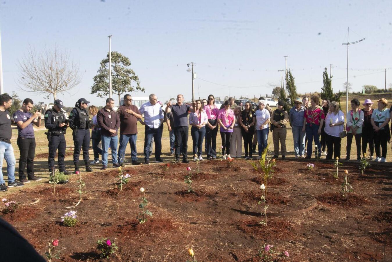 Nesta sexta-feira (22) a Secretaria da Mulher realizou a plantação de diversas mudas de árvores e flores em homenagem à mulheres vítimas de violência