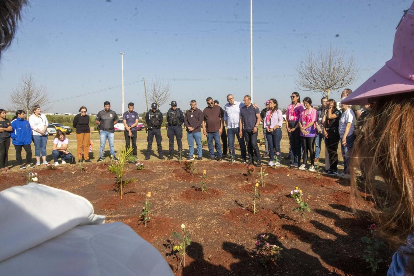 Nesta sexta-feira (22) a Secretaria da Mulher realizou a plantação de diversas mudas de árvores e flores em homenagem à mulheres vítimas de violência