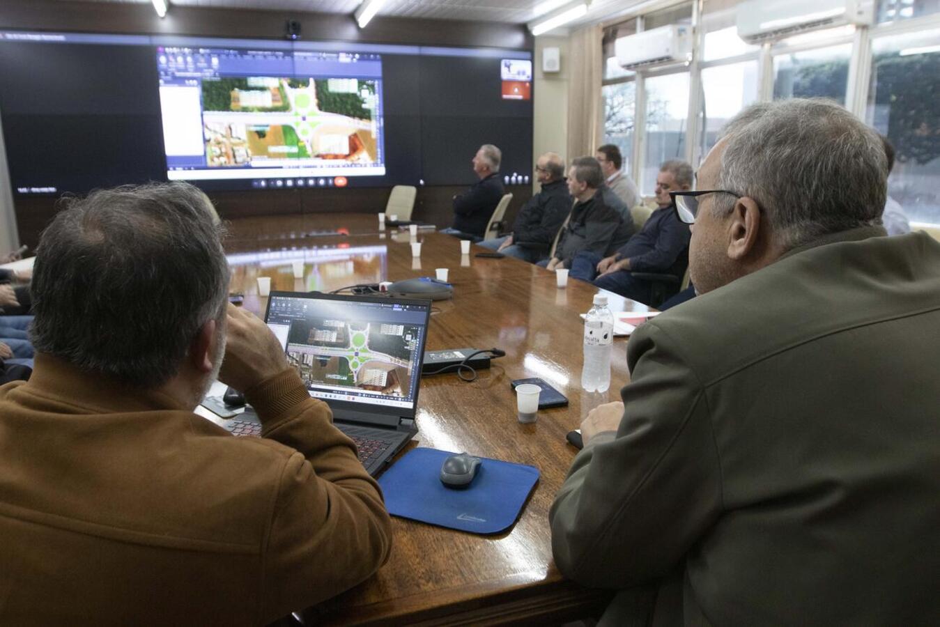 Intervenções em rodovias que cruzam Toledo foram detalhadas na tarde desta sexta (8), na Sala de Reuniões do Gabinete do Prefeito, pelo engenheiro Alex Baseggio