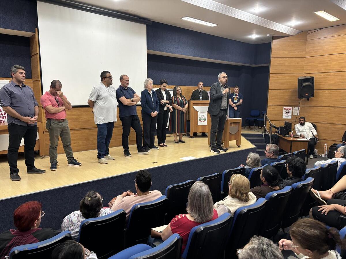 Leis para pagamento de bolsa-auxílio aos jovens atendidos pelos programas Florir Toledo e Projovem Adolescente foram sancionadas pelo prefeito Mario Costenaro