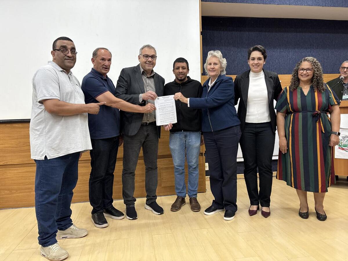 Leis para pagamento de bolsa-auxílio aos jovens atendidos pelos programas Florir Toledo e Projovem Adolescente foram sancionadas pelo prefeito Mario Costenaro