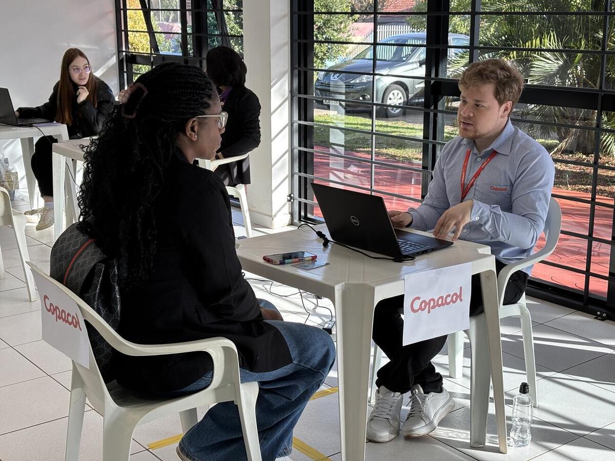 Evento realizado no CJU Mariana Luiza Von Borstel reuniu empresas com vagas operacionais, técnicas e administrativas