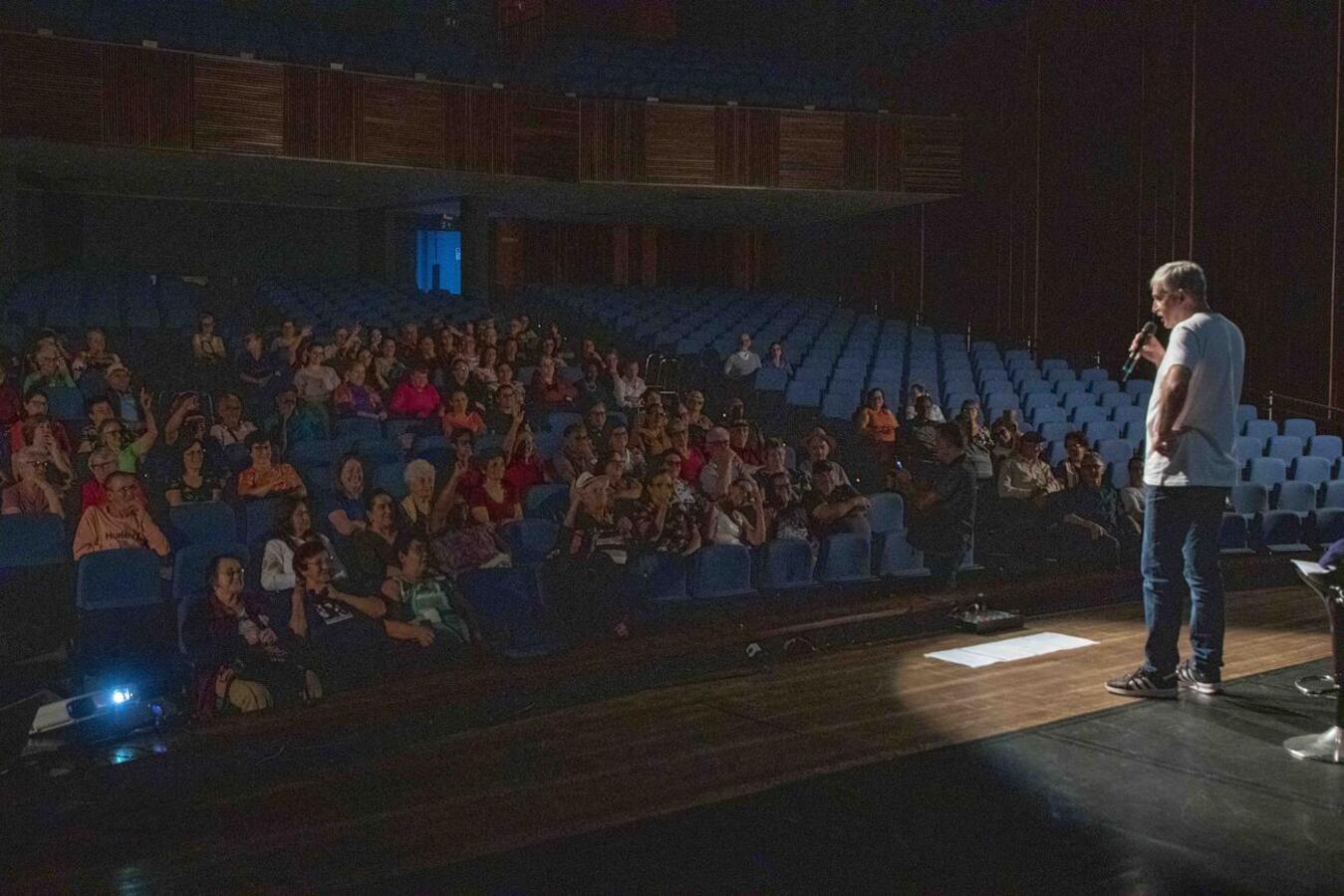 Apresentação de humor foi promovida pelo Rotary Club e exclusiva para idosos dos Certis, com outra sessão para o público geral às 20h
