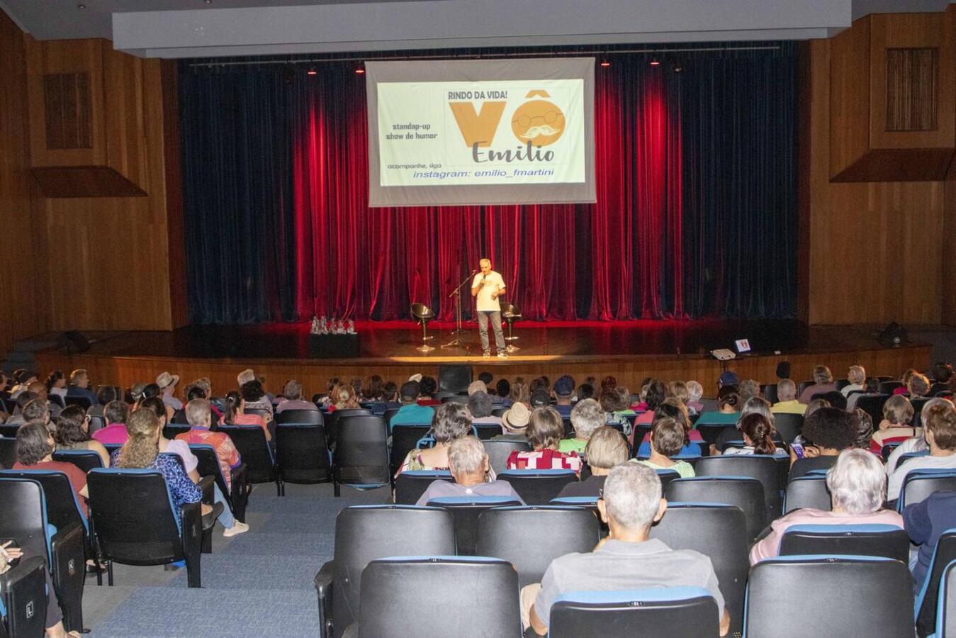 Apresentação de humor foi promovida pelo Rotary Club e exclusiva para idosos dos Certis, com outra sessão para o público geral às 20h