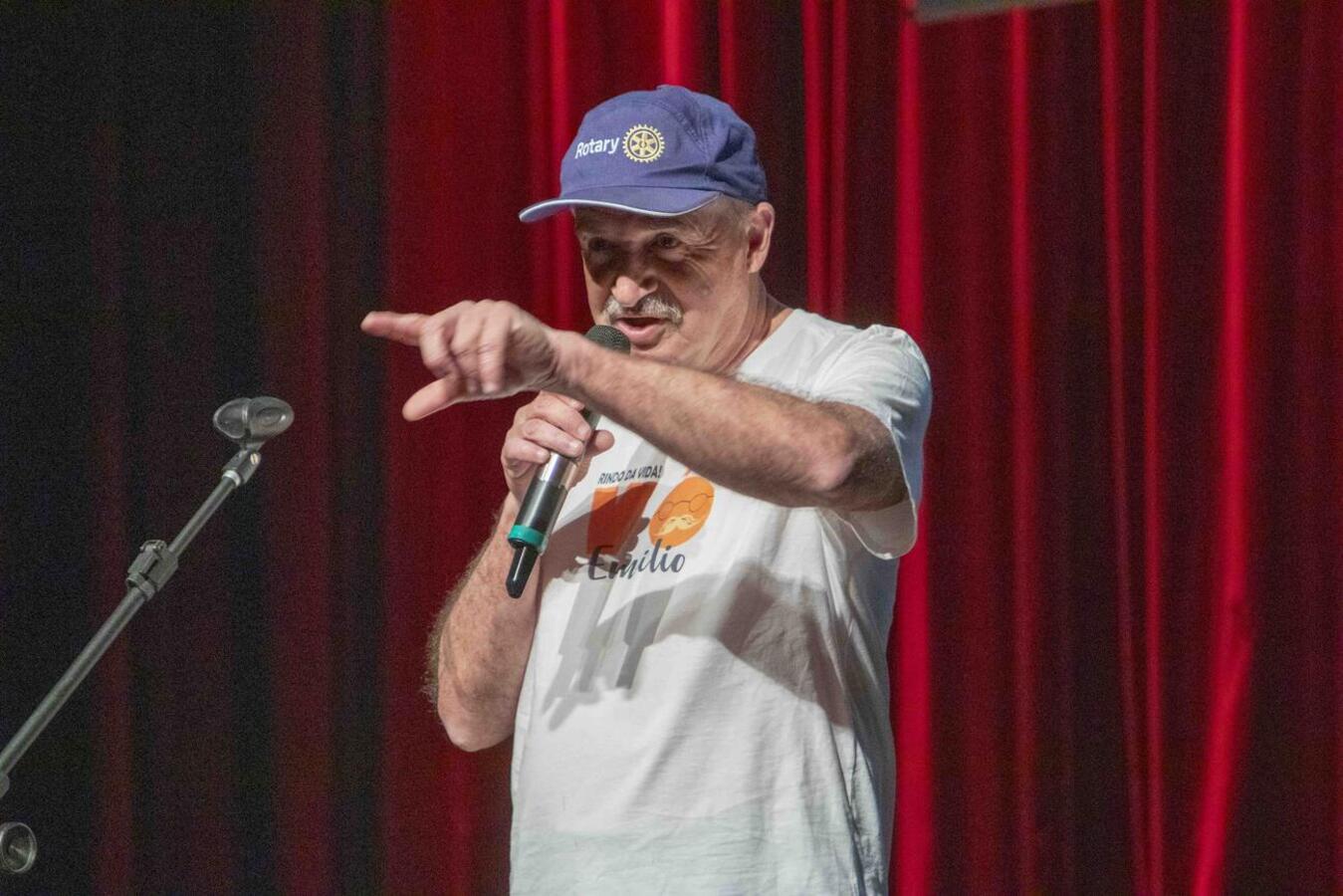 Apresentação de humor foi promovida pelo Rotary Club e exclusiva para idosos dos Certis, com outra sessão para o público geral às 20h