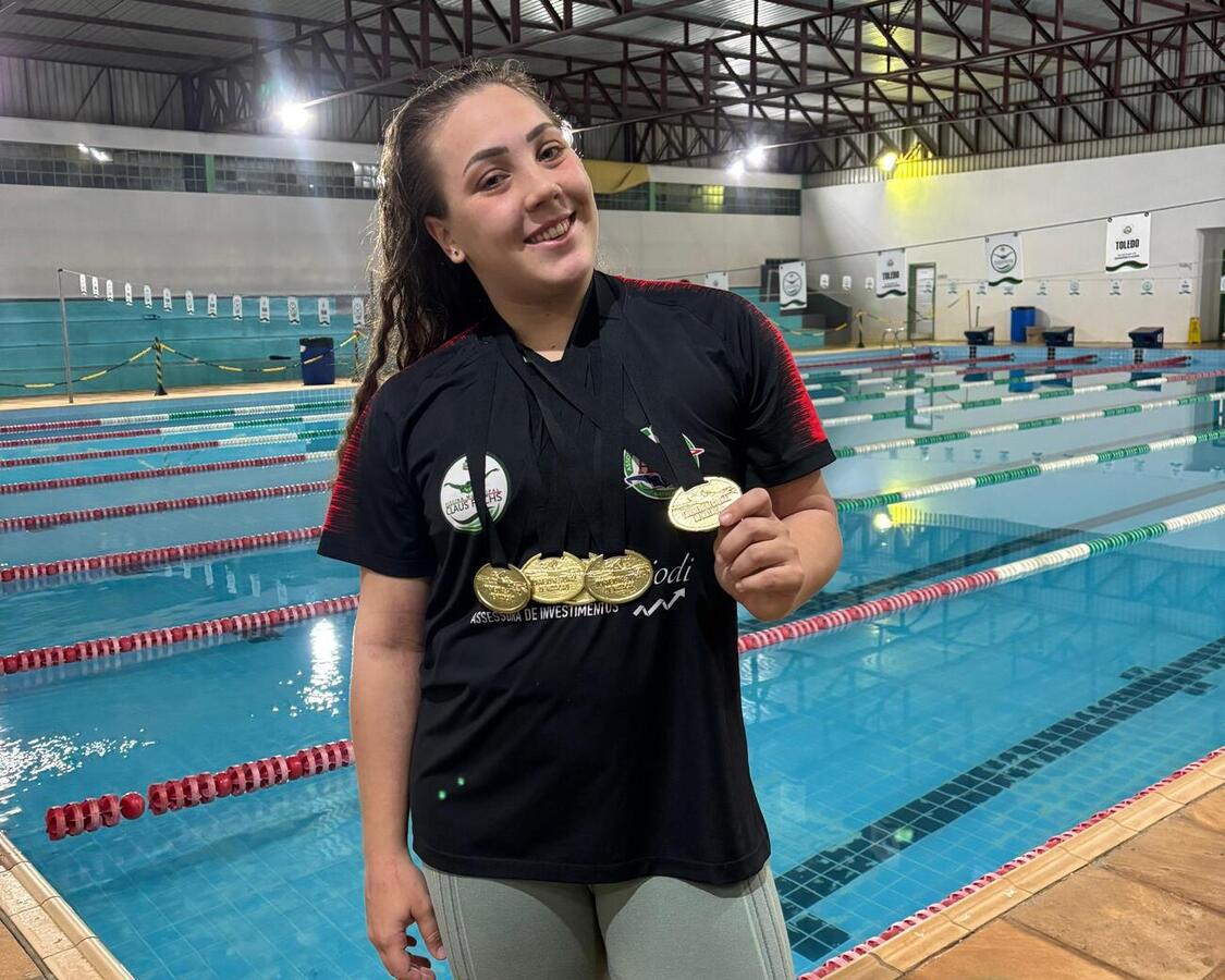 Atletas da cidade conquistam dezenas de medalhas e mostram força na natação regional