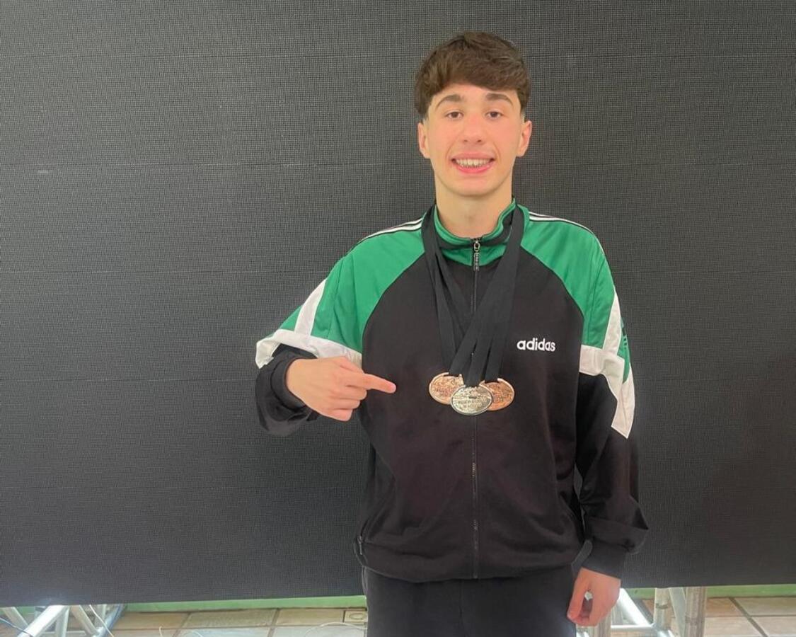 Atletas da cidade conquistam dezenas de medalhas e mostram força na natação regional