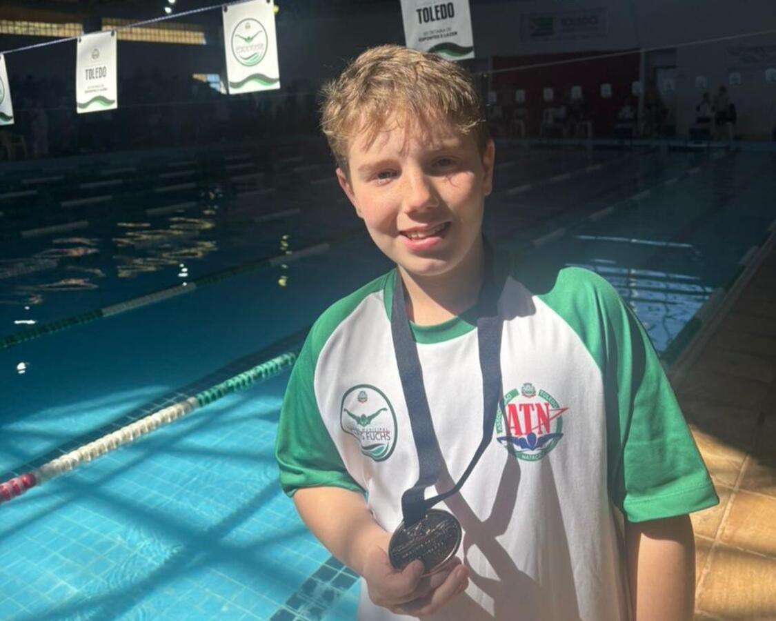 Atletas da cidade conquistam dezenas de medalhas e mostram força na natação regional