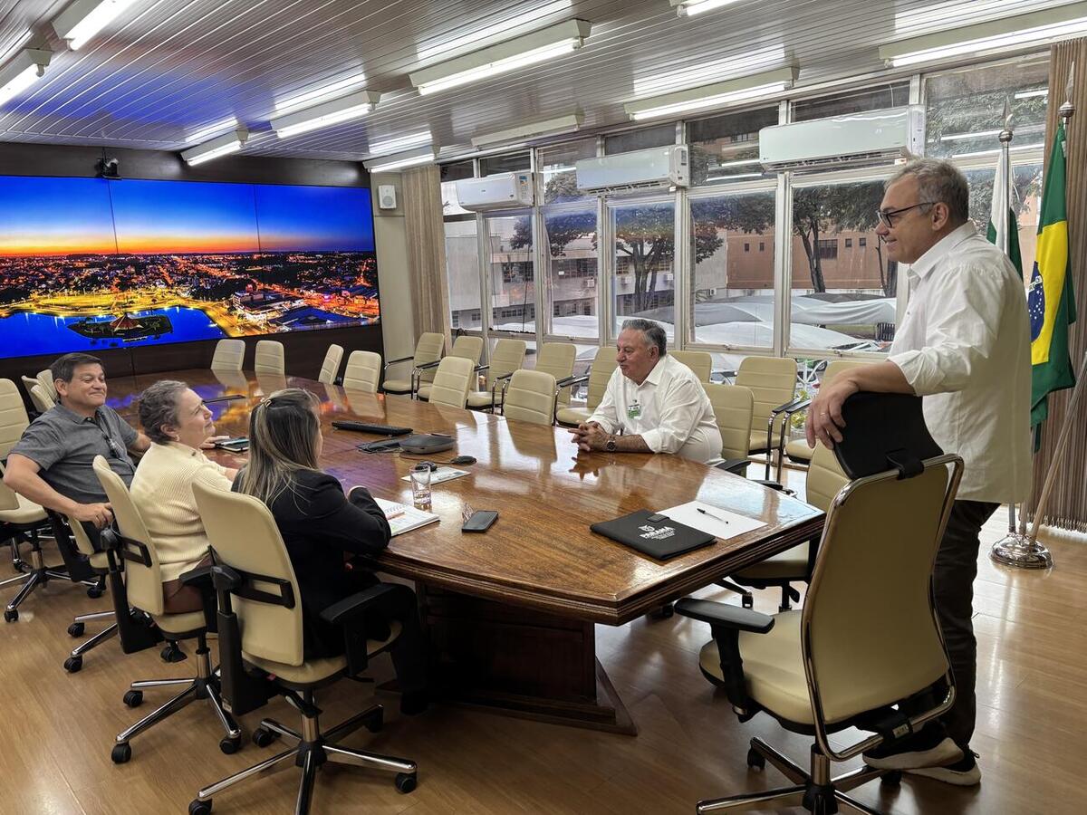 Ela se encontrou com o prefeito Mario Costenaro e o vice-prefeito Lucio De Marchi e pôde conhecer alguns departamentos da Prefeitura de Toledo