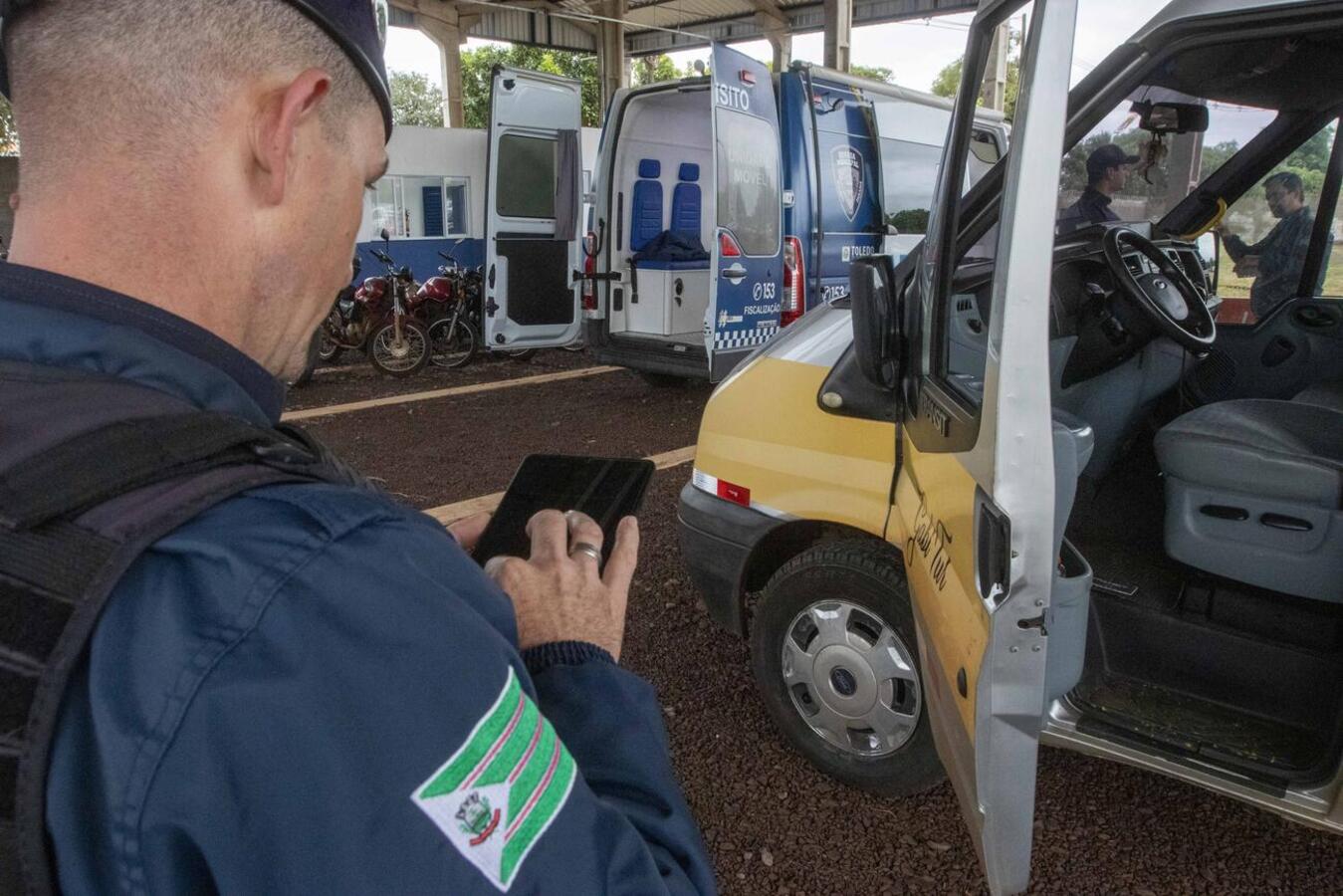 Ação, no Pátio Municipal, teve início nesta segunda (4) com vans que circulam na área urbana; amanhã (5) será a vez dos ônibus que operam em linhas no interior