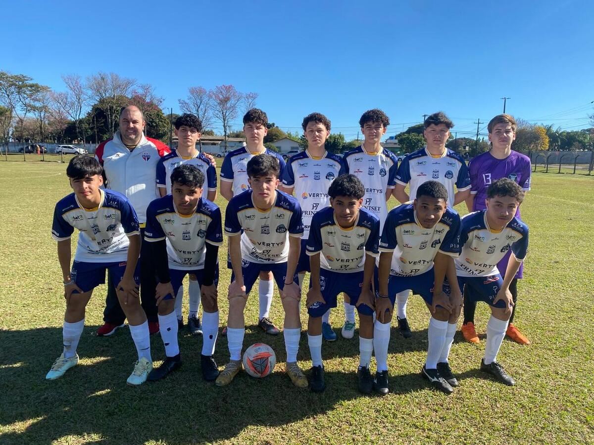 este ano 32 equipes, de 17 escolas, participam da competição nas categorias de 12 a 14 e 15 a 17 anos. Jogos seguem até a próxima semana